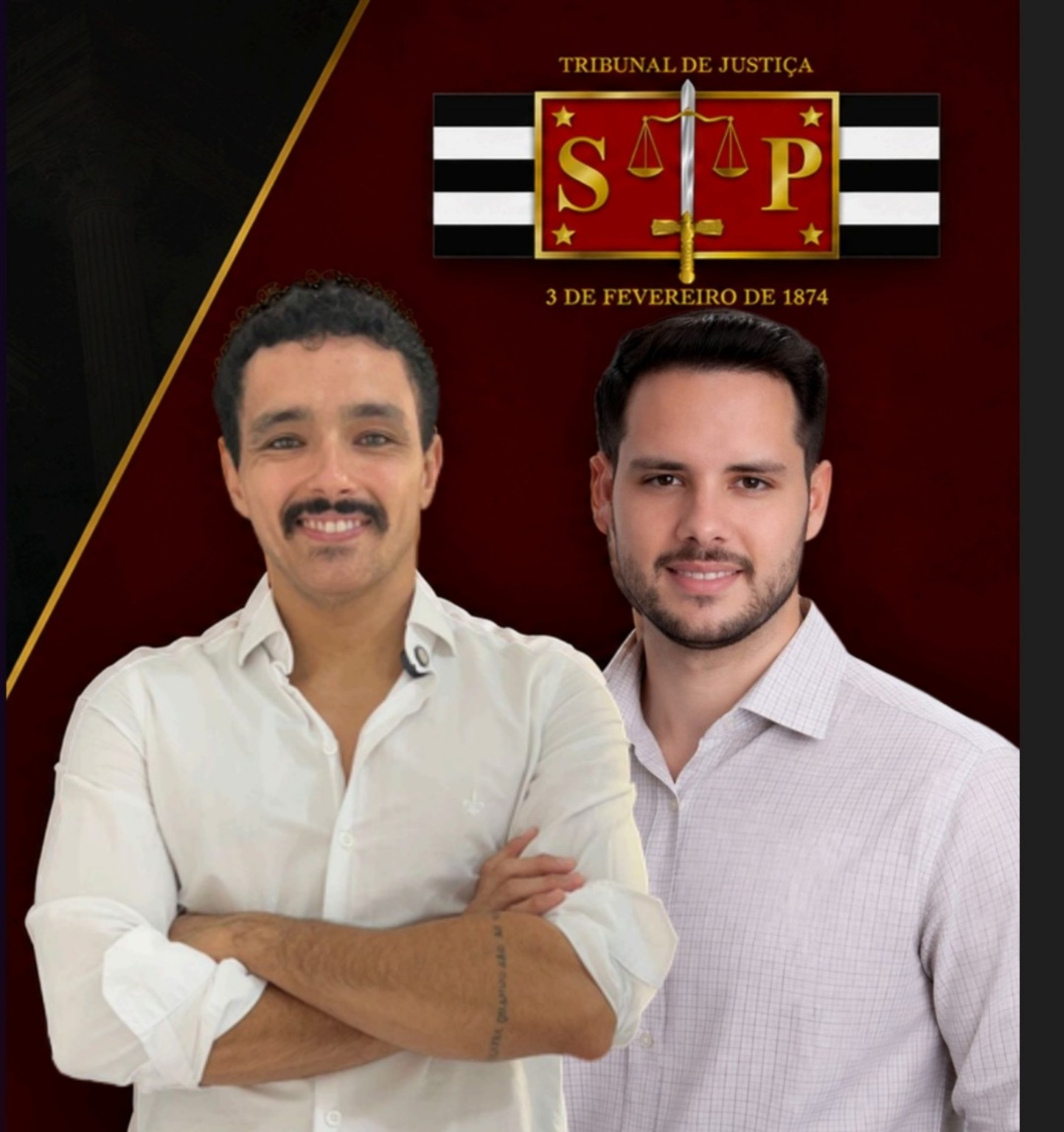 Professores Marco e Matheus, do Aprove Questões, ao lado do emblema do Tribunal de Justiça de São Paulo